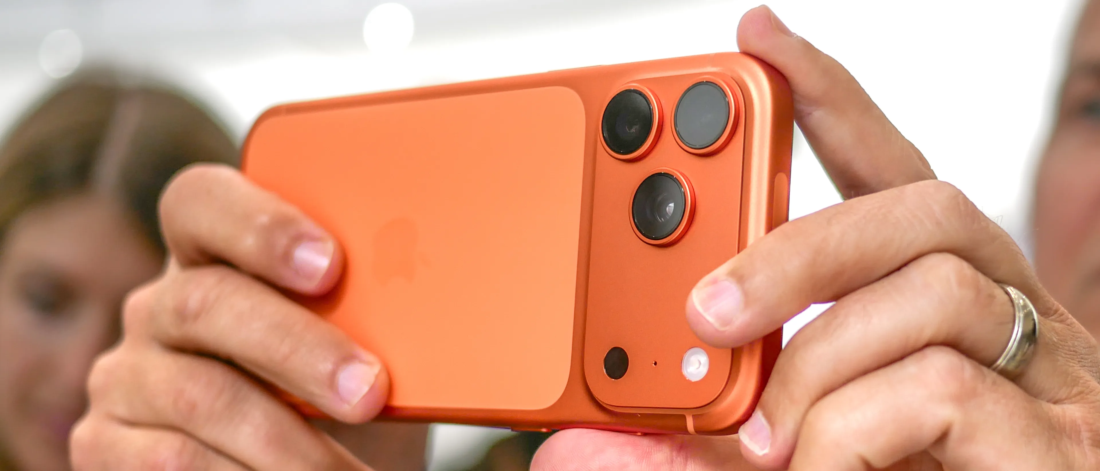 Trọng lượng iphone 17 pro max bao nhiêu